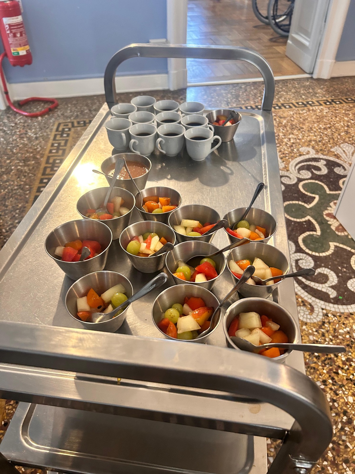 Coppette di frutta e tazze di caffè pronte da servire