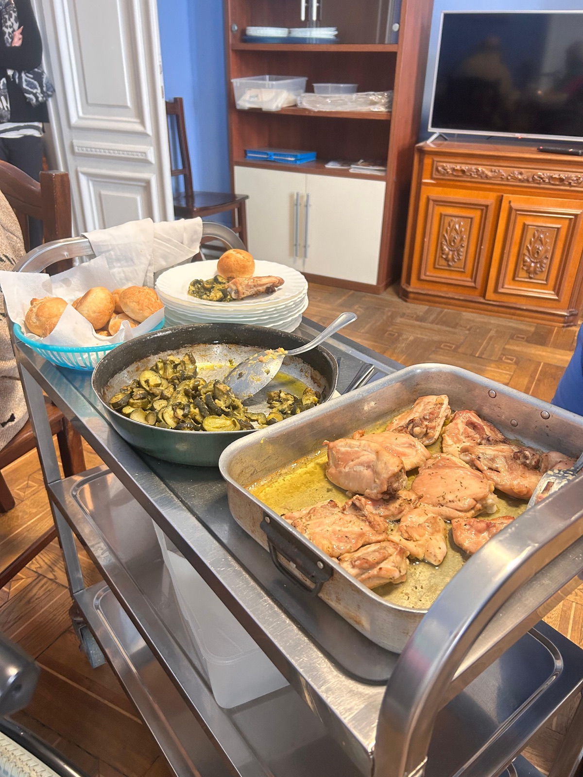 Pietanze con verdure e pane pronte per essere servite agli ospiti
